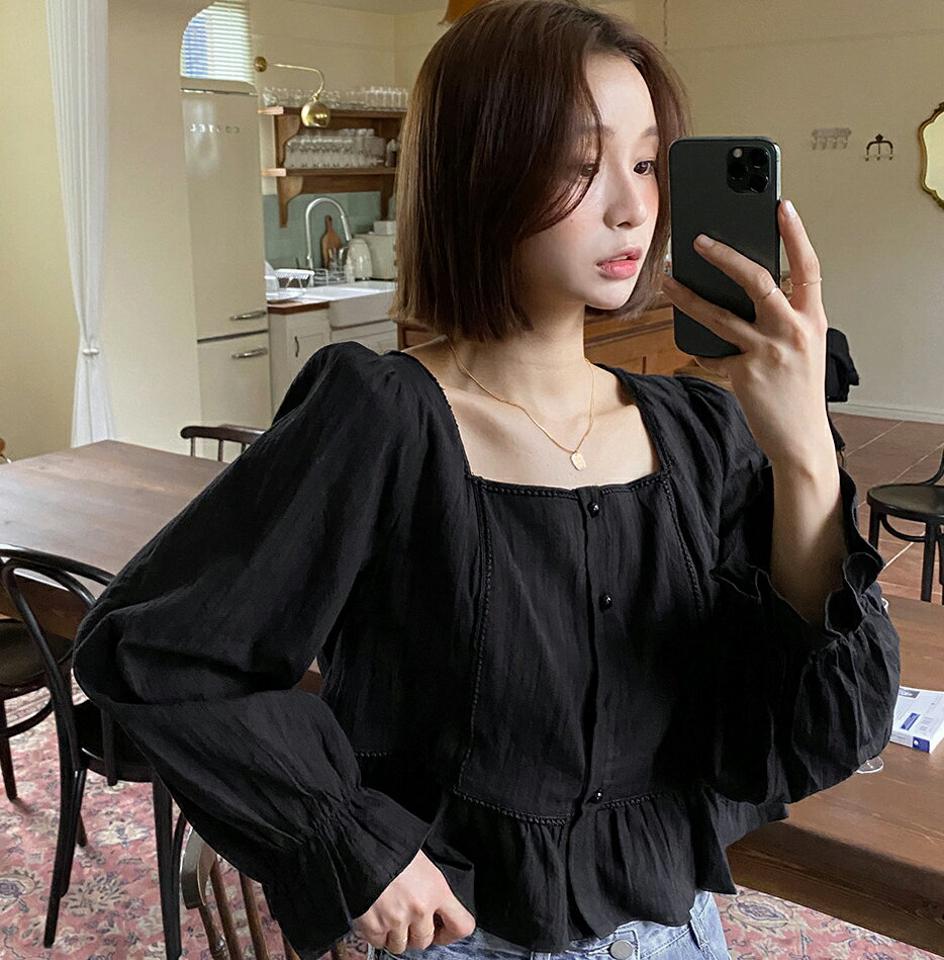 レースラインスクエアフレアヘムブラウス・全2色・b00536 レディース 【bl】韓国ファッション トップス ブラウス 長袖 スクエアネック フレアヘム レース ボタン パフスリーブ クロップド丈 シンプル かわいい カジュアル フェミニン 春 秋