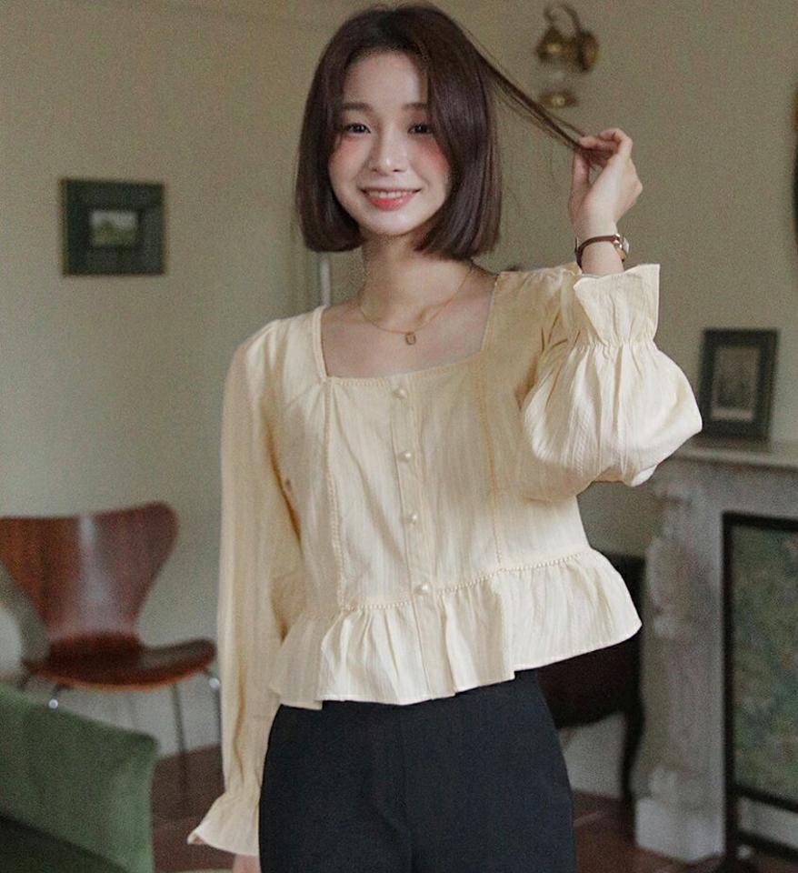 レースラインスクエアフレアヘムブラウス・全2色・b00536 レディース 【bl】韓国ファッション トップス ブラウス 長袖 スクエアネック フレアヘム レース ボタン パフスリーブ クロップド丈 シンプル かわいい カジュアル フェミニン 春 秋