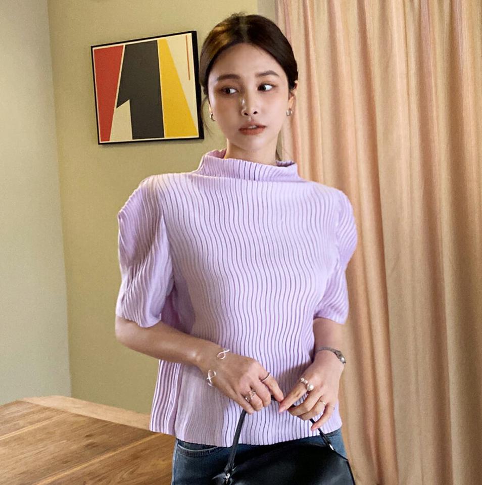 ハーフネックウェーブプリーツパフブラウス・全3色・t71803 レディース 【bl】ブラウス トップス 半袖 単色 プリーツ 模様 柄 ハーフネック ウェーブ 春 夏 パフショルダー フェミニン 上品 高級感 大人っぽ 韓国ファッション ハイホリHIHOLLI