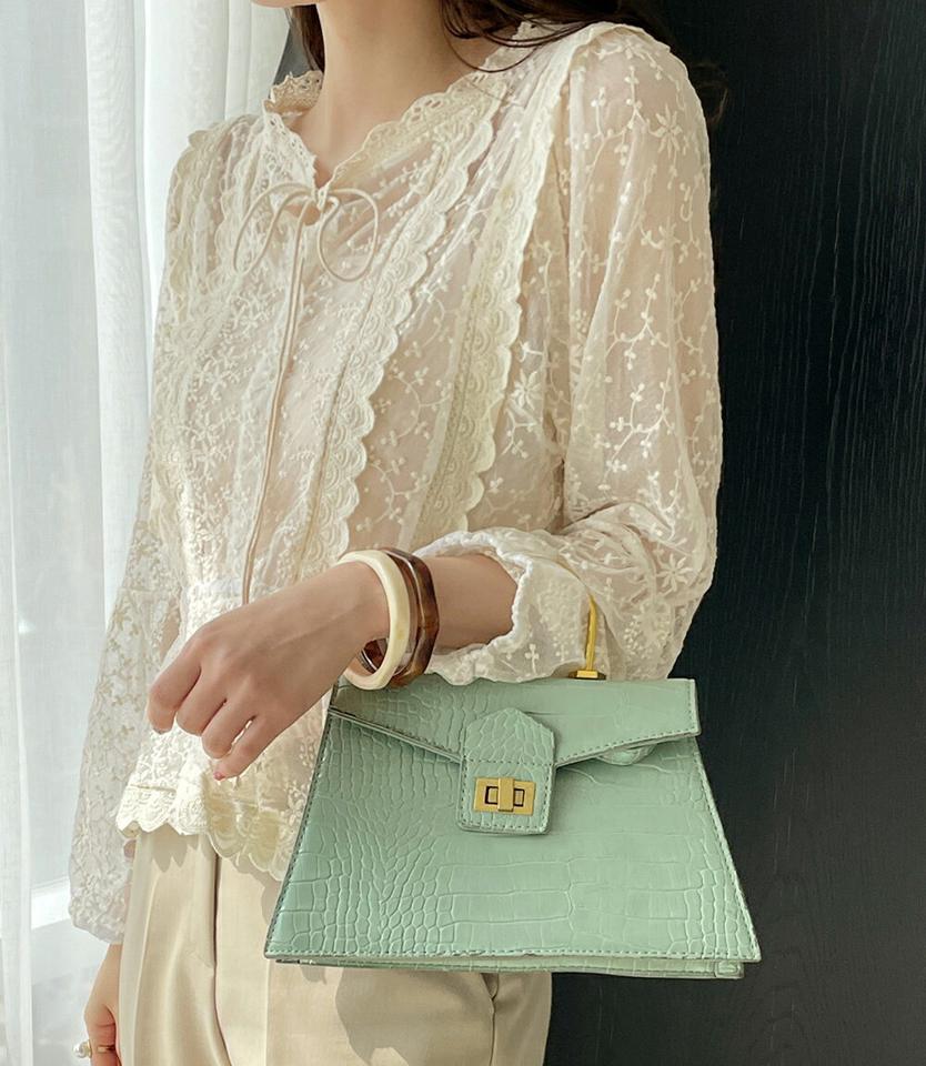 キャミ付刺繍レースブラウス・全2色・b71985 レディース 【bl】ブラウス トップス 長袖 刺繍 レース 柄 模様 単色 キャミ セット フラワー 花柄 シアー 高級感 透け感 異素材 スリットネック フェミニン ガーリー 韓国ファッション ハイホリHIHOLLI