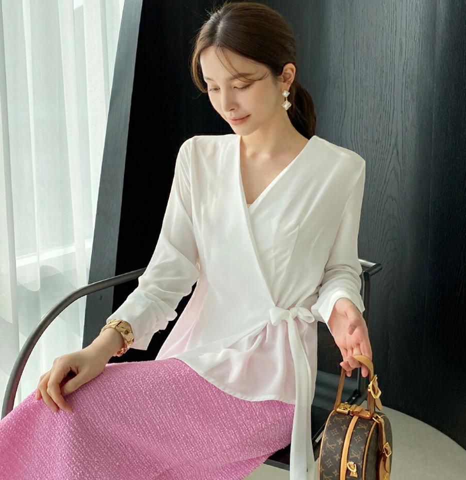 リボンラップダーツブラウス・全3色・t71932 レディース 【bl】ブラウス 長袖 トップス 単色 無地 シンプル ラップ りぼん ダーツ 春 秋 フェミニン Vネック 鎖骨 デコルテ 上品 オフィスカジュアル タック スリム 韓国ファッション ハイホリHIHOLLI