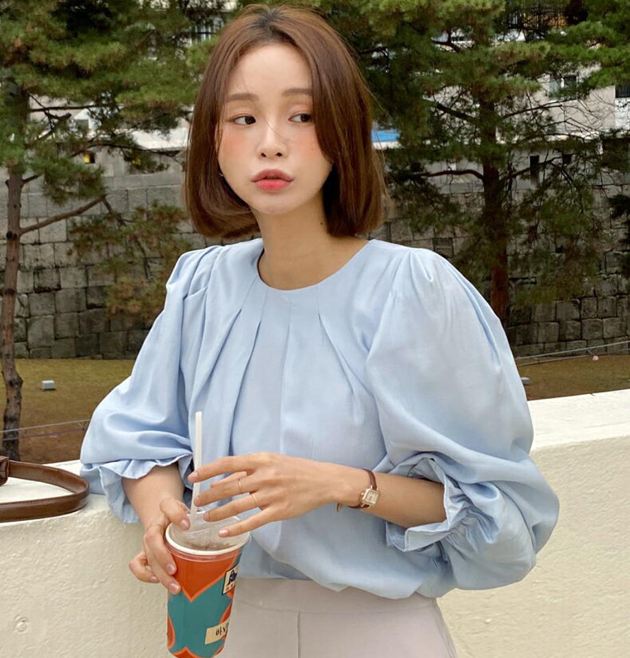 タックラウンドパフブラウス・全3色・t00506 レディース 【bl】韓国ファッション トップス ブラウス 長袖 ラウンドネック タック パフスリーブ 無地 シンプル オフィスカジュアル フェミニン デイリー ボリュームスリーブ 春 秋