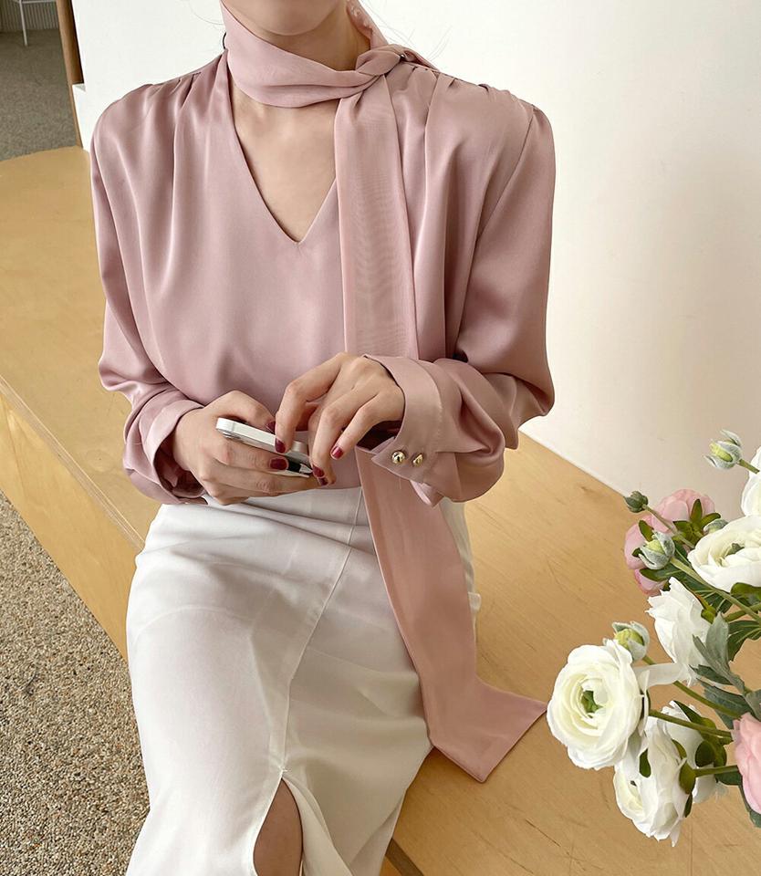 サテンネックリボンブラウス・全3色・b66418 レディース 【bl】ブラウス トップス 長袖 単色 無地 シンプル パステル サテン 春 秋 上品 フェミニン 大人っぽ リボン ネック りぼん タイ 華やか Vネック 鎖骨 デコルテ見せ オフィスカジュアルファッション