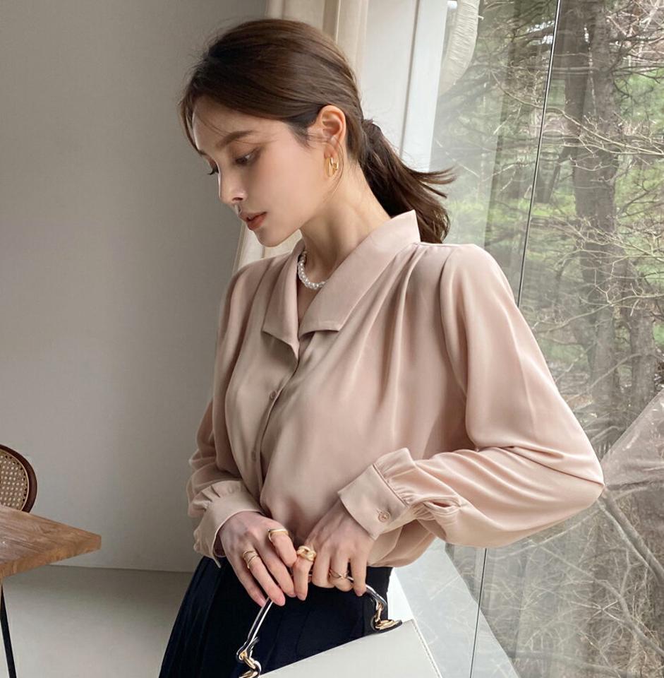 ショルダータックカラーブラウス・全3色・t00297 レディース 【bl】ブラウス トップス 長袖 単色 無地 シンプル ボタン 襟 タック 春 秋 鎖骨 デコルテ パステル Vネック ギャザー フェミニン オフィスカジュアル 韓国ファッション HIHOLLI