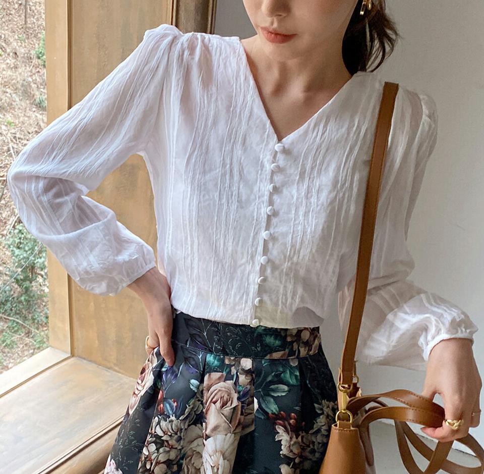 Vネックくるみボタンブラウス・全3色・t00296 レディース 【bl】ブラウス トップス 長袖 単色 ボタン パステル 模様 柄 ギャザー 春 秋 Vネック 鎖骨 デコルテ パフスリーブ 華やか フェミニン ガーリー 韓国ファッション ハイホリHIHOLLI