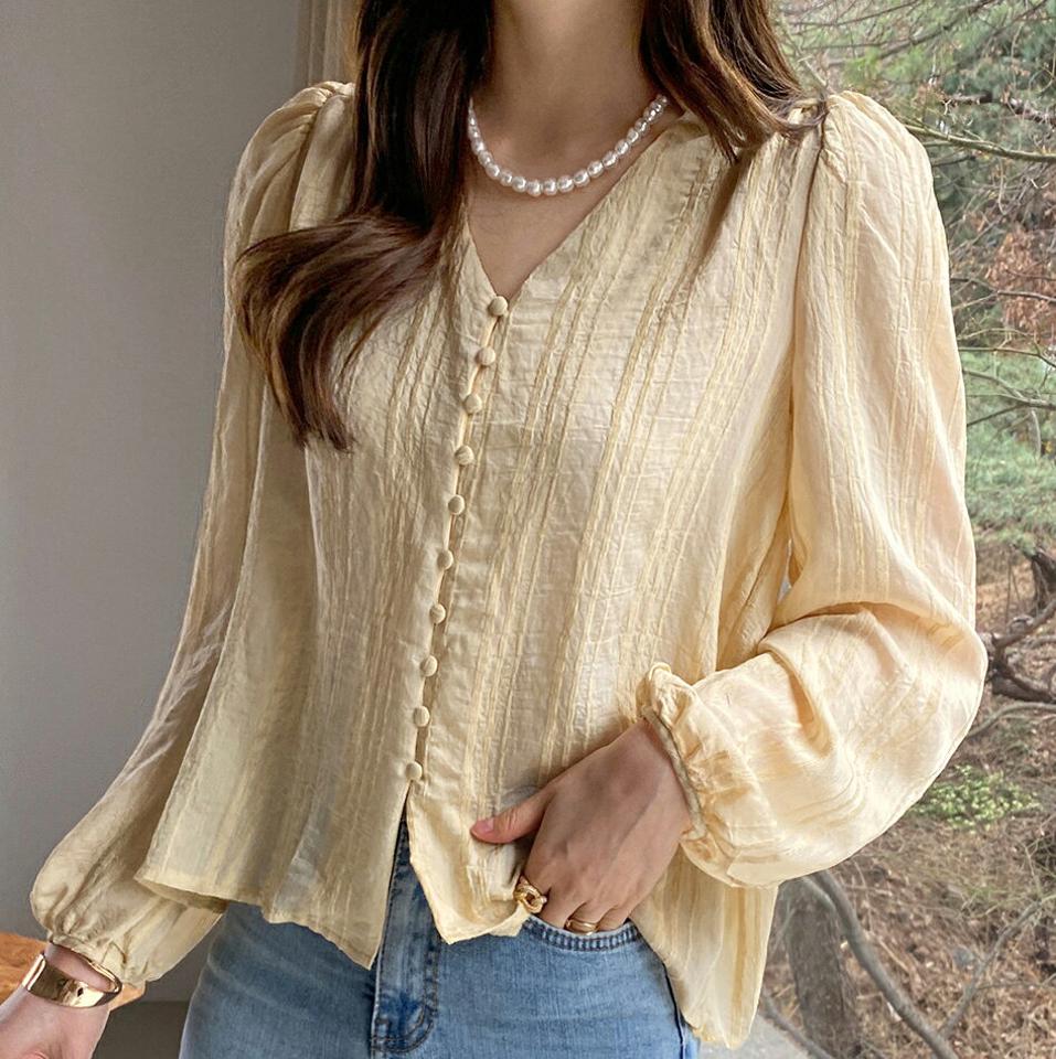 Vネックくるみボタンブラウス・全3色・t00296 レディース 【bl】ブラウス トップス 長袖 単色 ボタン パステル 模様 柄 ギャザー 春 秋 Vネック 鎖骨 デコルテ パフスリーブ 華やか フェミニン ガーリー 韓国ファッション ハイホリHIHOLLI