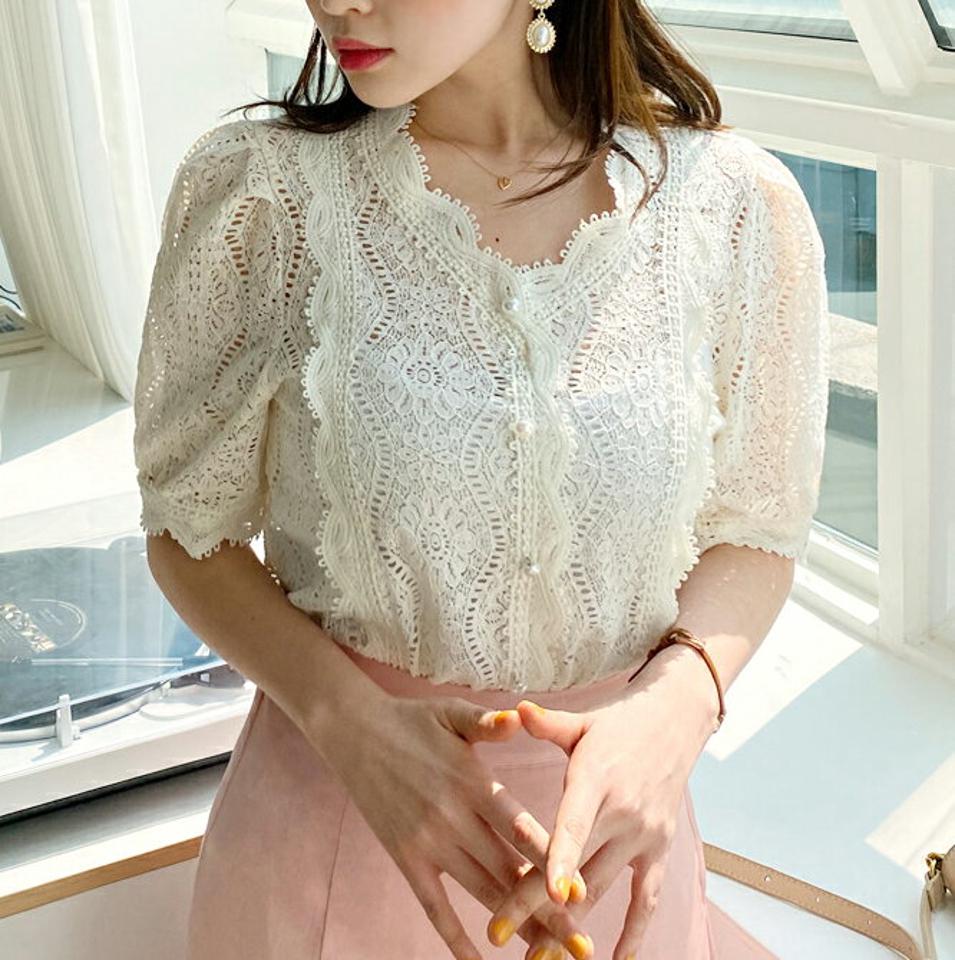 【10%OFF】Vネックフラワーレース半袖ブラウス・全3色・b00366 レディース 【bl】韓国ファッション トップス ブラウス 半袖 Vネック 花柄 フラワー フローラル レース パフスリーブ シンプル カジュアル フェミニン デイリー 夏 春 秋 セール SALE