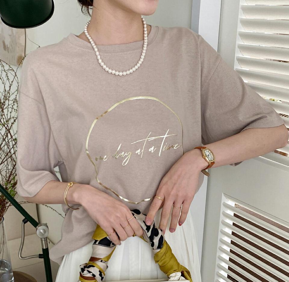 メタリックレタリングTシャツ・全3色・t72043 レディース 【tops】トップス 半袖 Tシャツ ハーフスリーブ ロゴ ロゴT カジュアル ラウンドネック シンプル 春 夏 韓国ファッション ハイホリHIHOLLI