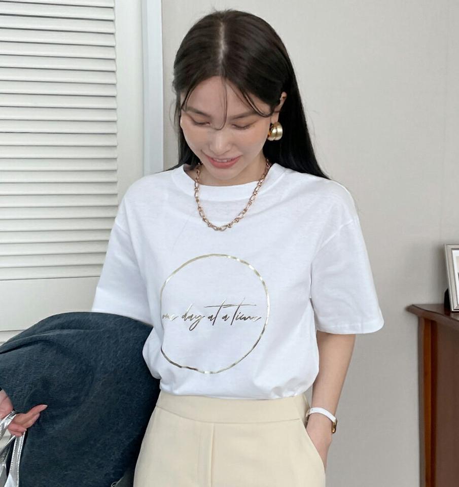 メタリックレタリングTシャツ・全3色・t72043 レディース 【tops】トップス 半袖 Tシャツ ハーフスリーブ ロゴ ロゴT カジュアル ラウンドネック シンプル 春 夏 韓国ファッション ハイホリHIHOLLI