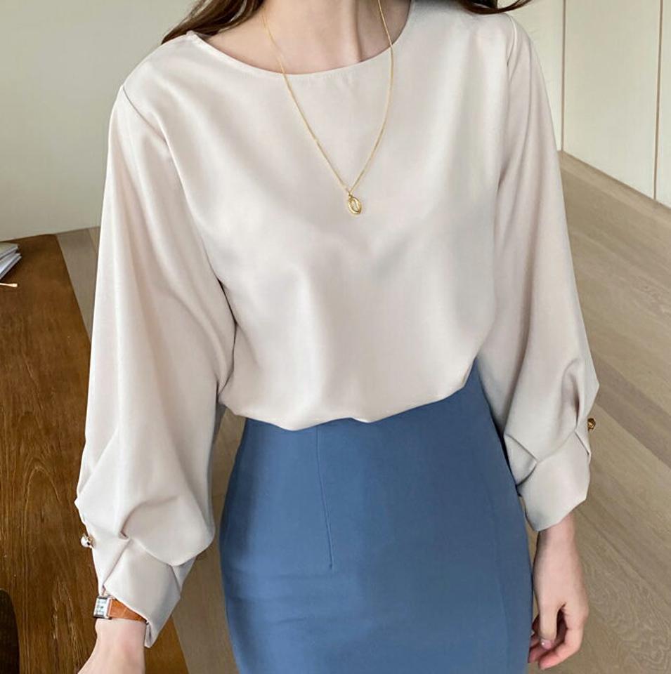 【スーパーセール特価】≪人気商品再入荷≫フェイクパールポイントブラウス・全3色・e72021 レディース 【bl】トップス ブラウス 長袖 半端丈 七分袖 パールボタン フェミニン 単色 無地 シンプル 大人 上品 きれいめ オフィス 春 秋 韓国ファッション ハイホリHIHOLLI