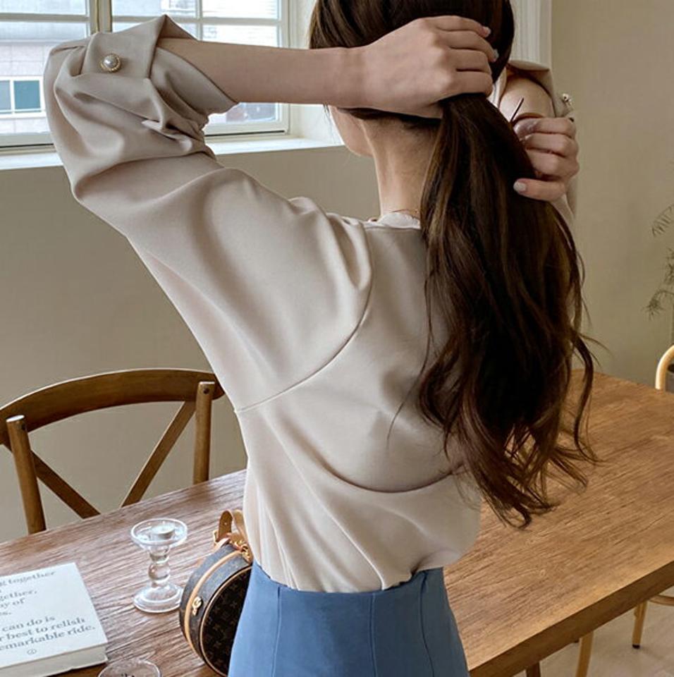 【スーパーセール特価】≪人気商品再入荷≫フェイクパールポイントブラウス・全3色・e72021 レディース 【bl】トップス ブラウス 長袖 半端丈 七分袖 パールボタン フェミニン 単色 無地 シンプル 大人 上品 きれいめ オフィス 春 秋 韓国ファッション ハイホリHIHOLLI