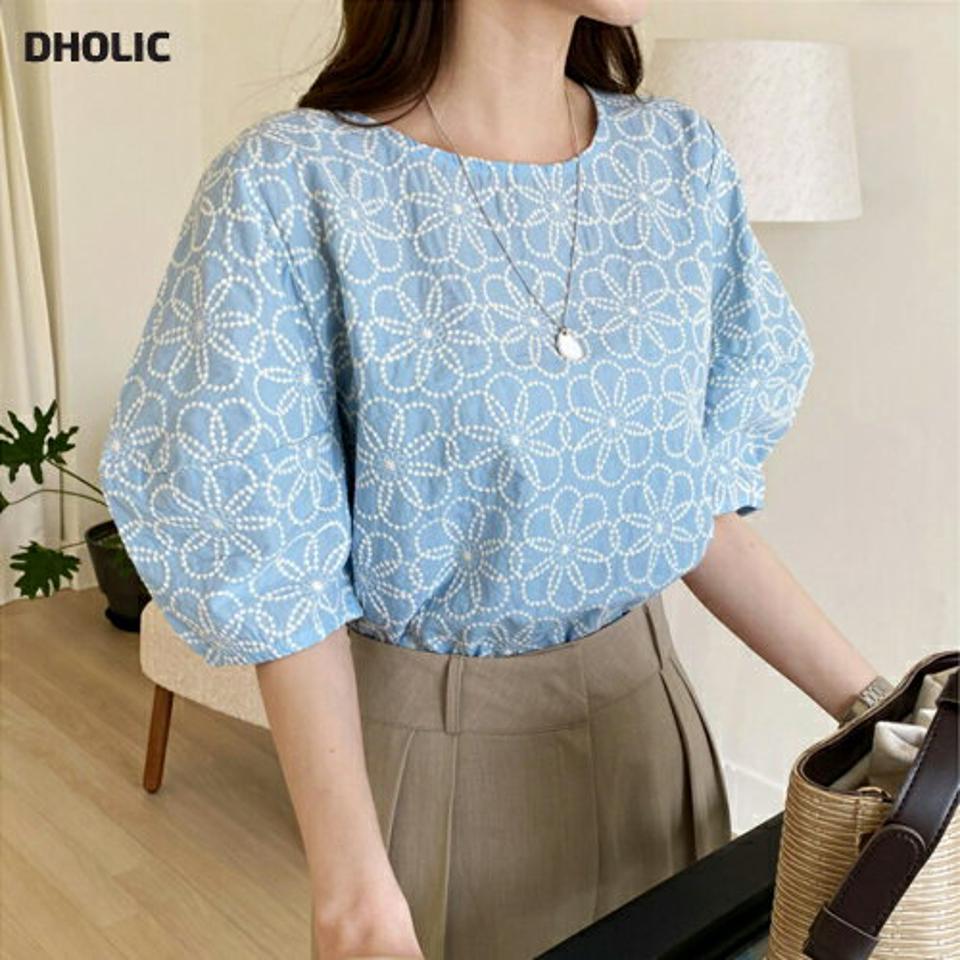 フラワー刺繍ラウンドパフブラウス・全2色・b71842 レディース 【bl】トップス ブラウス 半袖 ハーフスリーブ 刺繍 花柄 パフ袖 パフスリーブ かわいい 可愛い ガーリー スカラップ 水色 二の腕カバー 春 夏 韓国ファッション ハイホリHIHOLLI