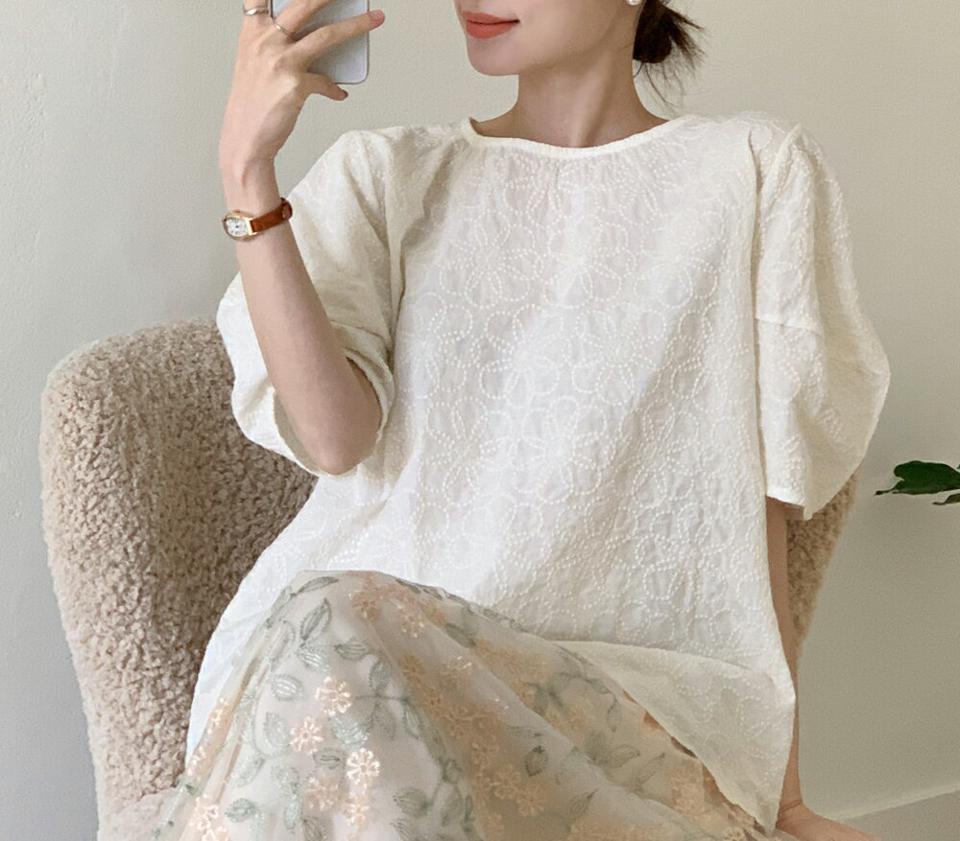 フラワー刺繍ラウンドパフブラウス・全2色・b71842 レディース 【bl】トップス ブラウス 半袖 ハーフスリーブ 刺繍 花柄 パフ袖 パフスリーブ かわいい 可愛い ガーリー スカラップ 水色 二の腕カバー 春 夏 韓国ファッション ハイホリHIHOLLI