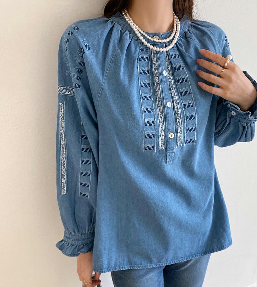 バンドカラー刺繍デニムブラウス・全2色・b71846 レディース 【bl】トップス ブラウス 長袖 バンドカラー 刺繍 デニムブラウス ラグランスリーブ シンプル 体型カバー カジュアル フェミニン 春 秋 韓国ファッション ハイホリHIHOLLI
