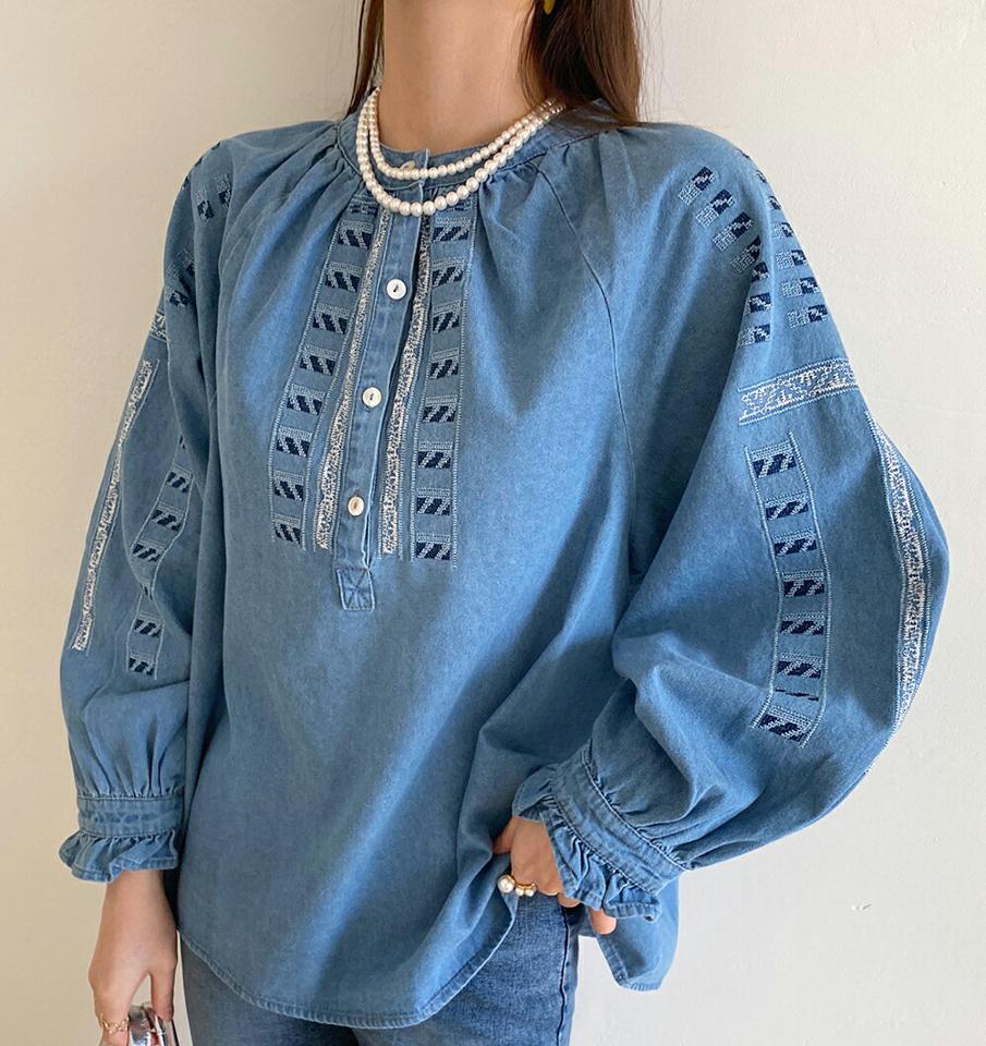 バンドカラー刺繍デニムブラウス・全2色・b71846 レディース 【bl】トップス ブラウス 長袖 バンドカラー 刺繍 デニムブラウス ラグランスリーブ シンプル 体型カバー カジュアル フェミニン 春 秋 韓国ファッション ハイホリHIHOLLI