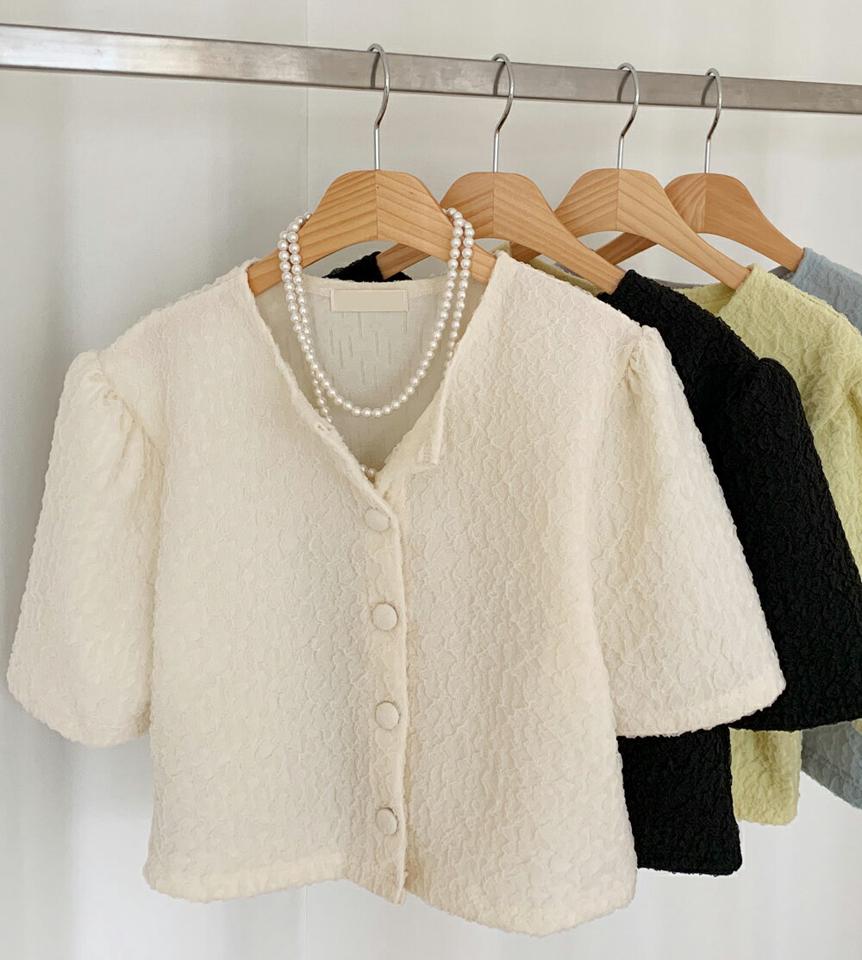 リンクルボタンパフブラウス・全4色・t71838 レディース 【bl】トップス ブラウス 半袖 ラウンドネック リンクル ボタン パフスリーブ クロップド丈 シンプル カジュアル フェミニン 夏 春 秋 韓国ファッション ハイホリHIHOLLI