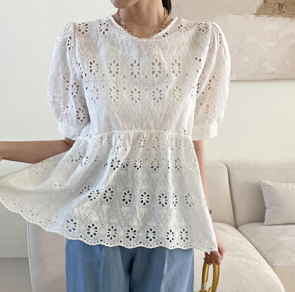アイレットレースバックボタンブラウス・全2色・b71991 レディース 【bl】トップス ブラウス 半袖 ハーフスリーブ 総レース アイレット ガーリー パフスリーブ パフ袖 ギャザー フレアトップス お腹カバー 春 夏 韓国ファッション ハイホリHIHOLLI