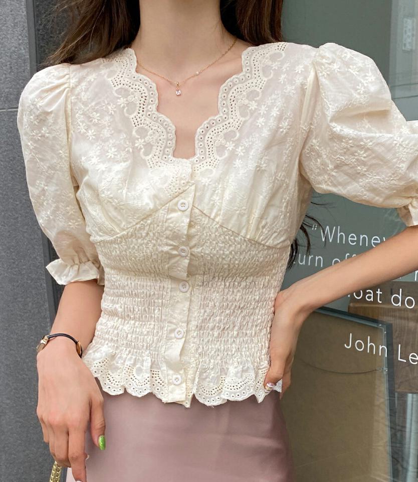 刺繍シャーリングブラウス・全2色・t66893 レディース 【bl】韓国ファッション トップス ブラウス 半袖 Vネック 刺繍 シャーリング クロップド丈 パフスリーブ かわいい 可愛い シンプル カジュアル フェミニン 夏 春 秋