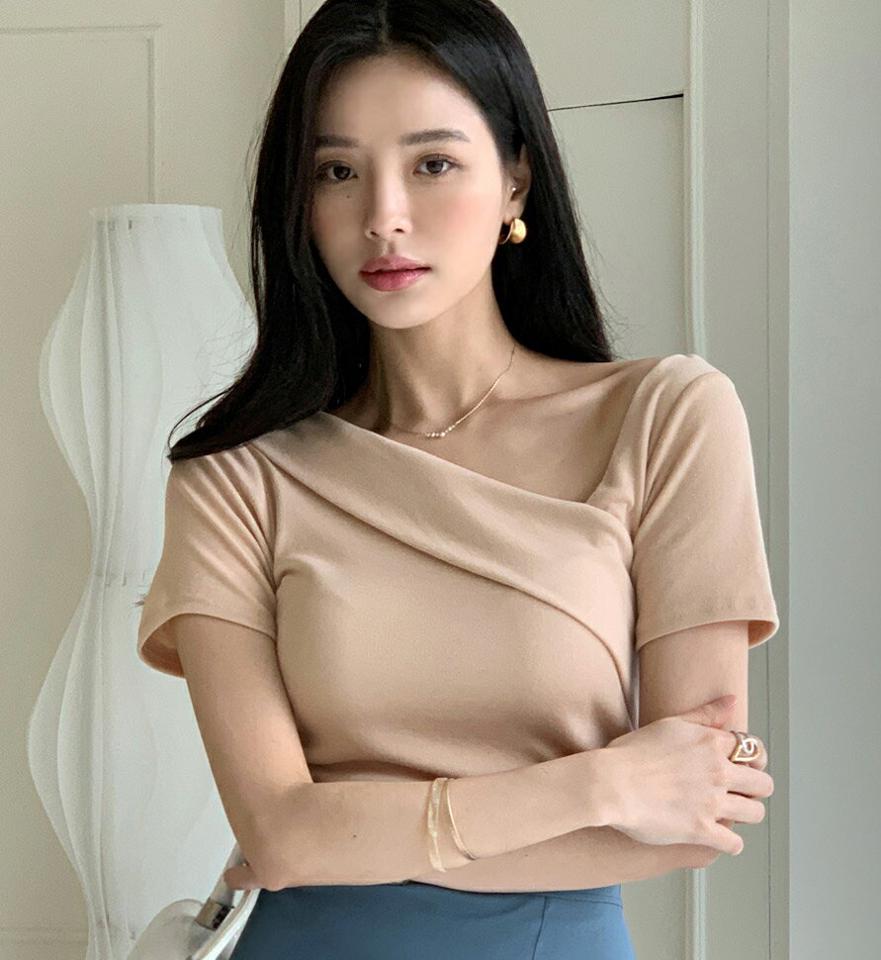 2WAYアシメネッククロップドTシャツ・全3色・t00327 レディース 【tops】トップス Tシャツ 半袖 クロップド丈 短丈 アシンメトリー 前後着用自由 スリム 単色 大人 きれいめ ユニーク デコルテ 鎖骨 春 夏 韓国ファッション ハイホリHIHOLLI