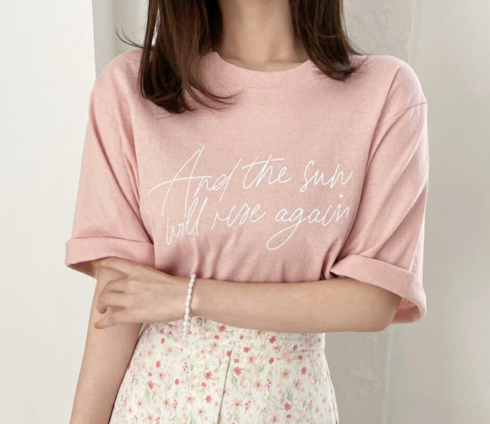 レタリングサイドスリットTシャツ・全3色・t00411 レディース 【tops】韓国ファッション トップス Tシャツ 大人 半袖 ラウンドネック ルーズ レタリング スリット コットン シンプル ピンク フェミニン カジュアル 夏 春 秋