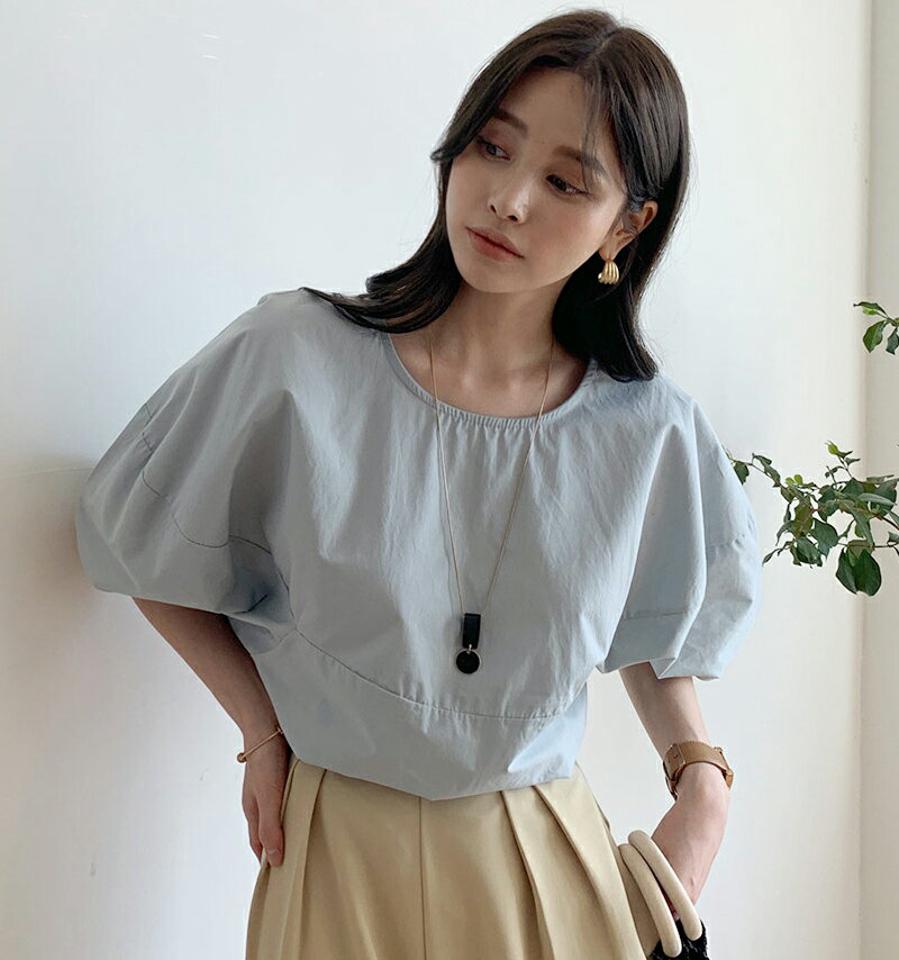 バルーンスリーブブラウス・全3色・b72027 レディース 【bl】トップス ブラウス 半袖 ハーフスリーブ 袖コン 単色 無地 シンプル ラウンドネック 水色 コットン 二の腕カバー 体型カバー　春 夏 韓国ファッション ハイホリHIHOLLI