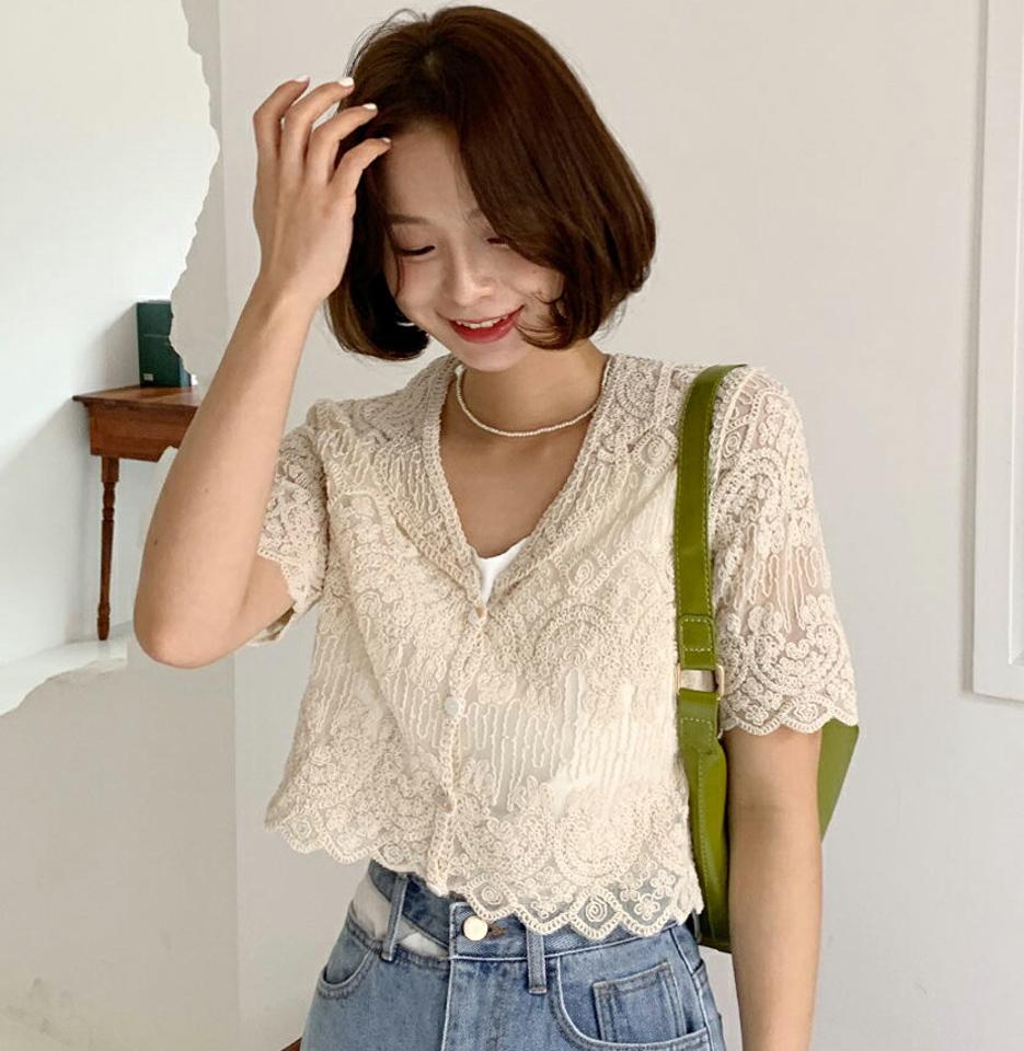 ≪人気商品再入荷≫刺繍レースカラーブラウス・全2色・b66499 レディース 【bl】韓国ファッション トップス ブラウス 半袖 Vネック カラーネック 刺繍 レース クロップド丈 かわいい 可愛い シンプル カジュアル フェミニン 夏 春 秋