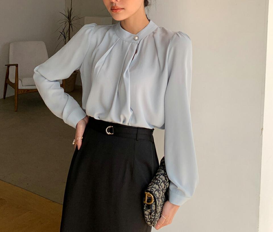 パール調ワンボタンブラウス・全5色・e71894 レディース 【bl】トップス ブラウス 長袖 パール 単色 無地 シンプル オフィスカジュアル 学校行事 大人 パフスリーブ パステル 上品 ピンク フレンチ オケージョン プルオーバー 春 秋 韓国ファッション ハイホリHIHOLLI