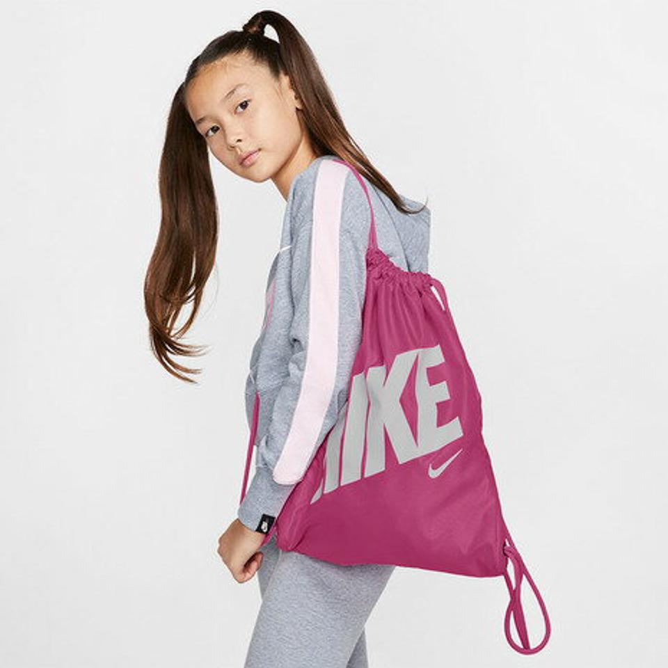 ナイキ（NIKE）（キッズ）ナップザック マルチバッグ キッズ ジムサック AOP マゼンダ BA5992-610