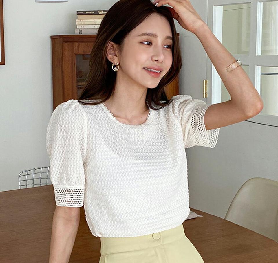 レーストリムリンクルブラウス・全2色・b67017 レディース 【bl】韓国ファッション トップス ブラウス 半袖 ラウンドネック レース トリム リンクル パフスリーブ かわいい 可愛い シンプル カジュアル フェミニン 夏 春 秋