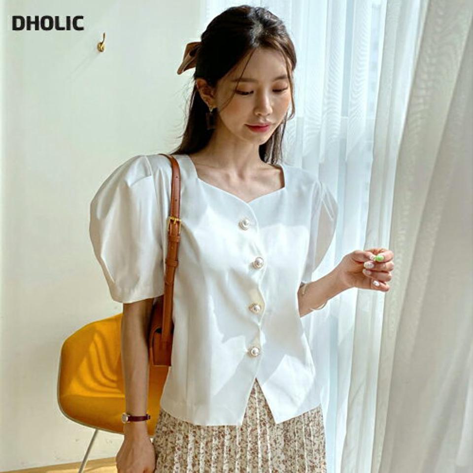 パール調ボタンスカラップパフブラウス・全2色・t67054 レディース 【bl】韓国ファッション トップス ブラウス 半袖 ダイヤモンドネック パール調 スカラップ パフスリーブ かわいい 可愛い シンプル カジュアル フェミニン 夏 春 秋