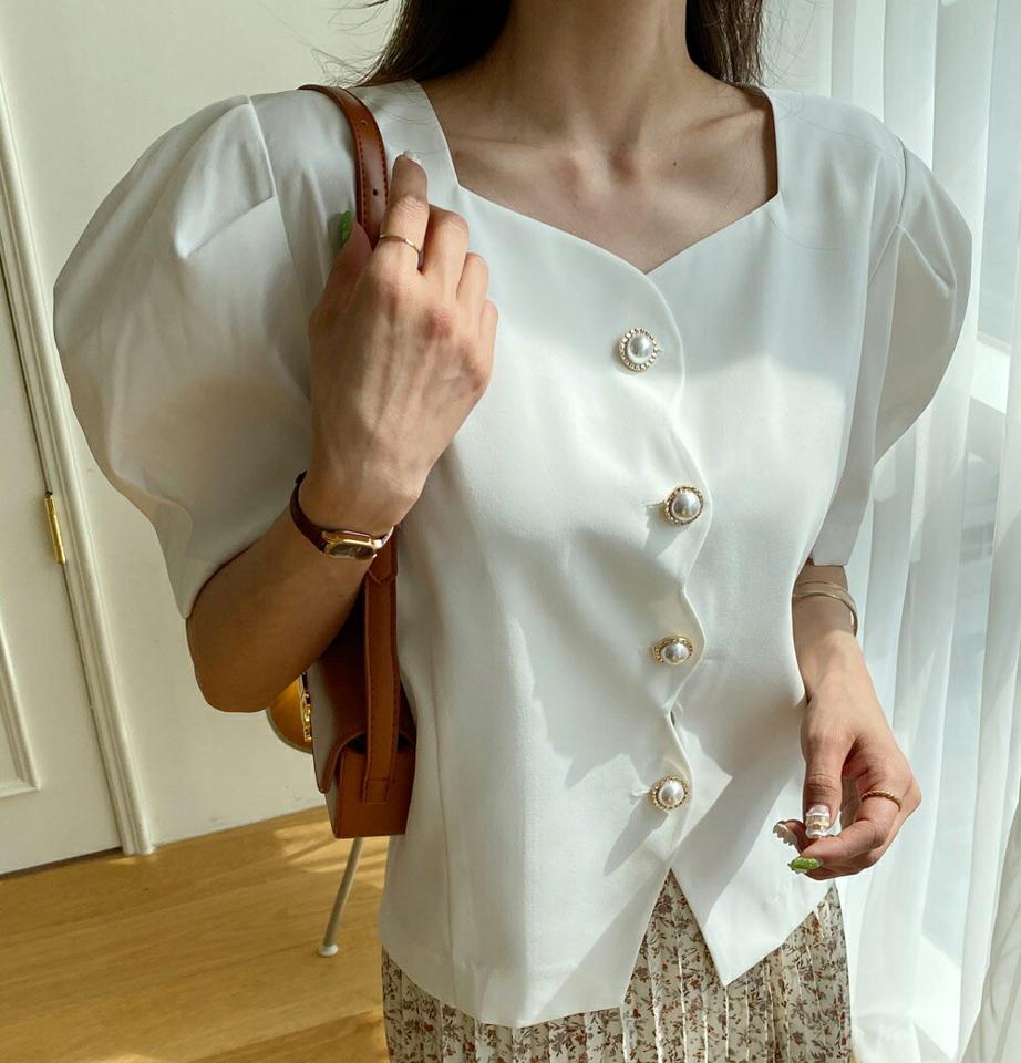 パール調ボタンスカラップパフブラウス・全2色・t67054 レディース 【bl】韓国ファッション トップス ブラウス 半袖 ダイヤモンドネック パール調 スカラップ パフスリーブ かわいい 可愛い シンプル カジュアル フェミニン 夏 春 秋