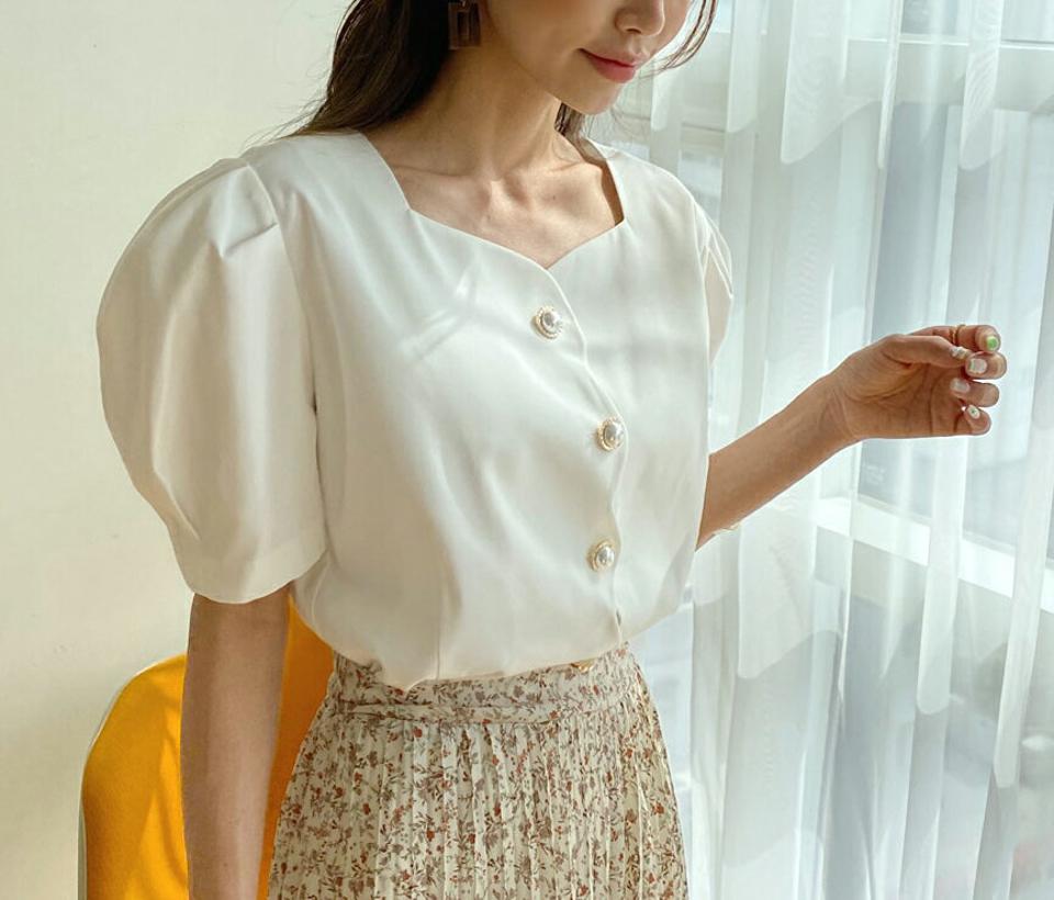 パール調ボタンスカラップパフブラウス・全2色・t67054 レディース 【bl】韓国ファッション トップス ブラウス 半袖 ダイヤモンドネック パール調 スカラップ パフスリーブ かわいい 可愛い シンプル カジュアル フェミニン 夏 春 秋