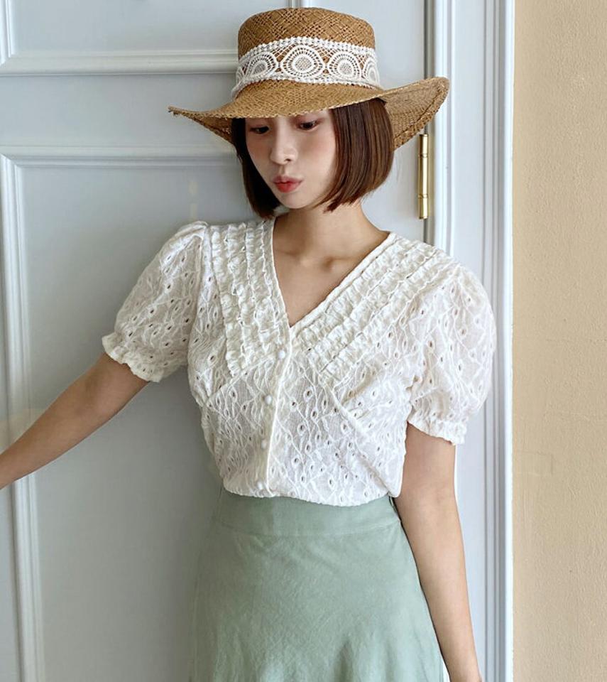 パフフリルアイレットレースブラウス・全2色・b66944 レディース 【bl】韓国ファッション トップス ブラウス 半袖 Vネック パフスリーブ フリル アイレットレース かわいい 可愛い シンプル カジュアル フェミニン 夏 春 秋