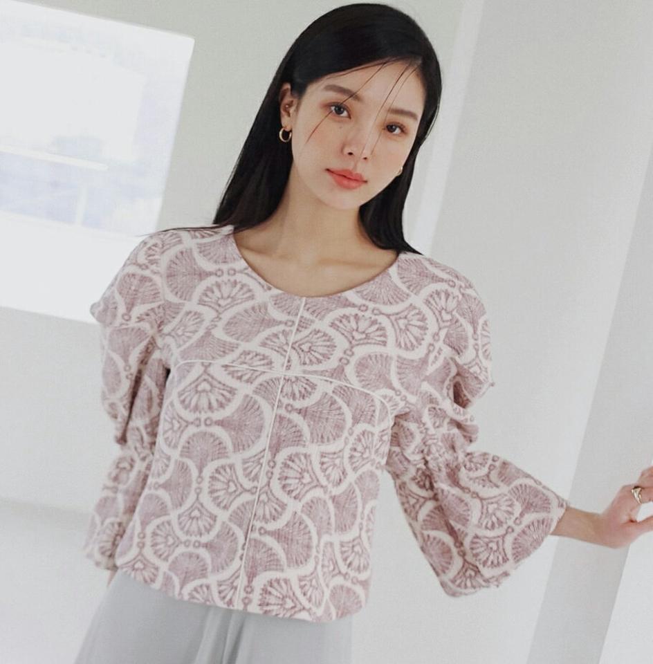 クロップドパターンパフブラウス・全3色・t00231 レディース 【bl】トップス ブラウス 七分袖 七分丈 7分袖 7分丈 総柄 クロップド丈 短丈 パフ袖 パフスリーブ 袖コン ボリューム袖 ユニーク 春 秋 韓国ファッション ハイホリHIHOLLI