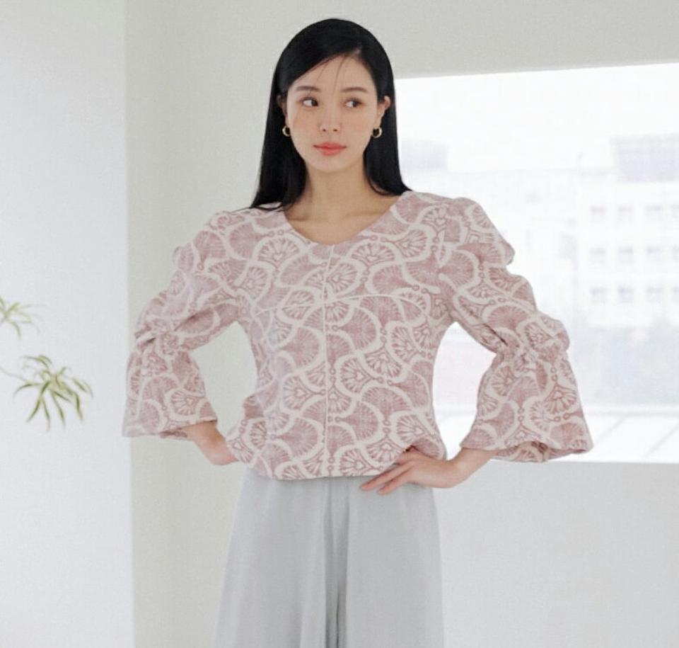 クロップドパターンパフブラウス・全3色・t00231 レディース 【bl】トップス ブラウス 七分袖 七分丈 7分袖 7分丈 総柄 クロップド丈 短丈 パフ袖 パフスリーブ 袖コン ボリューム袖 ユニーク 春 秋 韓国ファッション ハイホリHIHOLLI