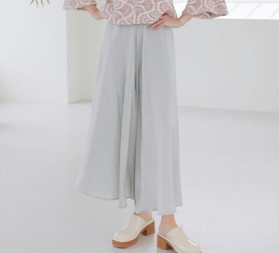 サテンフレアパンツ・全3色・b00240 レディース 【pt】パンツ ズボン ロングパンツ スカンツ 揺れ感 ワイドパンツ 単色 無地 サテン シンプル フレア カジュアル ハイウエスト フェミニン 春 夏 韓国ファッション ハイホリHIHOLLI