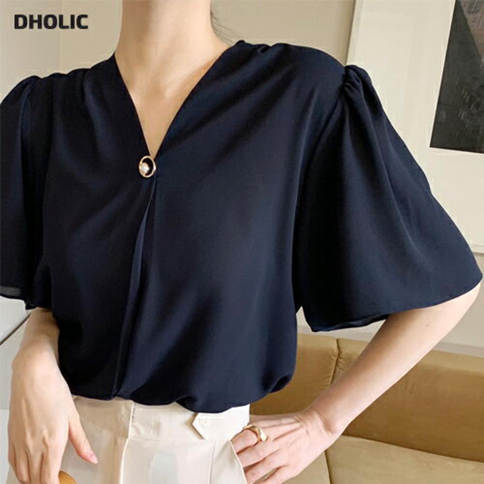 フェイクパールリングVネックブラウス・全3色 レディース 【bl】ブラウス トップス 半袖 単色 無地 シンプル フェイクパール オフィスカジュアル Vネック デコルテ フェミニン ゆったり 大人 上品 フレア きれいめ 二の腕カバー 春 夏 韓国ファッション ハイホリHIHOLLI