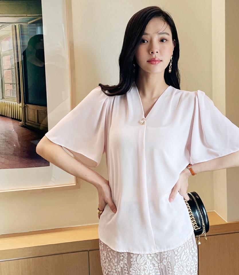 フェイクパールリングVネックブラウス・全3色 レディース 【bl】ブラウス トップス 半袖 単色 無地 シンプル フェイクパール オフィスカジュアル Vネック デコルテ フェミニン ゆったり 大人 上品 フレア きれいめ 二の腕カバー 春 夏 韓国ファッション ハイホリHIHOLLI