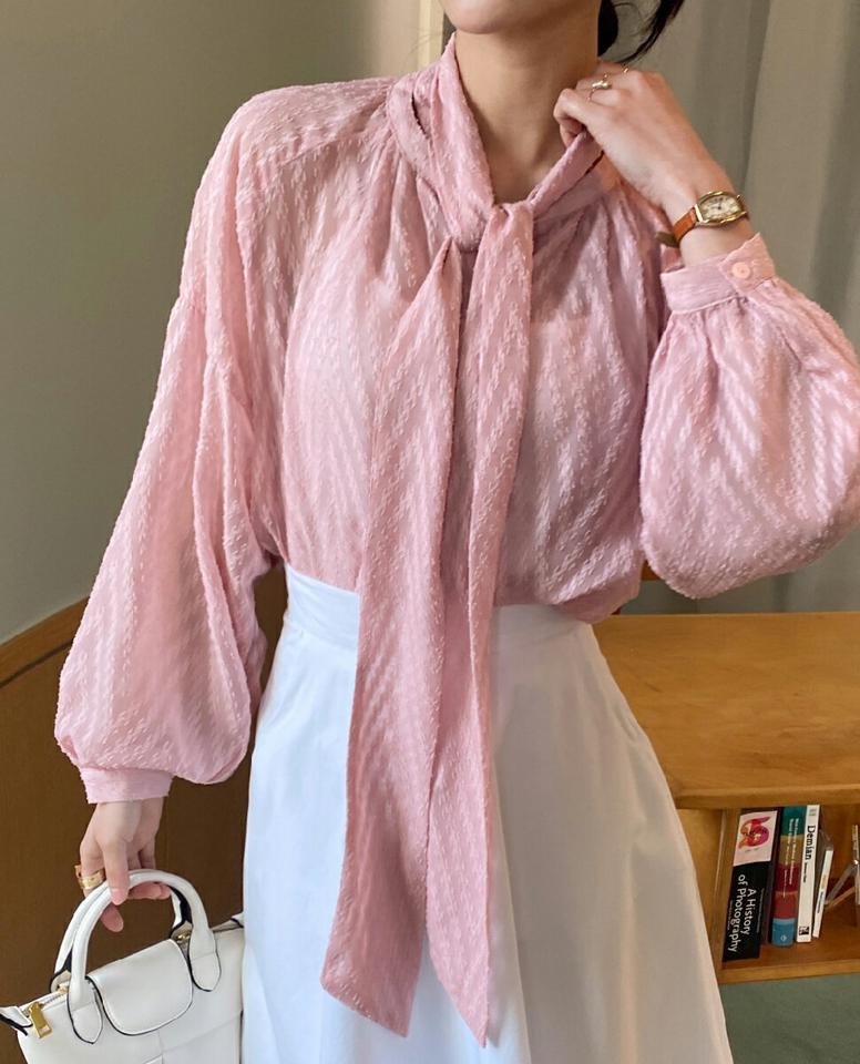 【スーパーセール特価】ジグザグシアーボウタイラウス・全3色 レディース 【bl】ブラウス トップス 長袖 シアー 透け感 リボン 模様 柄 春 秋 ボウタイ ジグザグ タイ パフスリーブ パフ袖 上品 きれいめ 可愛い かわいい パステル 韓国ファッション ハイホリHIHOLLI