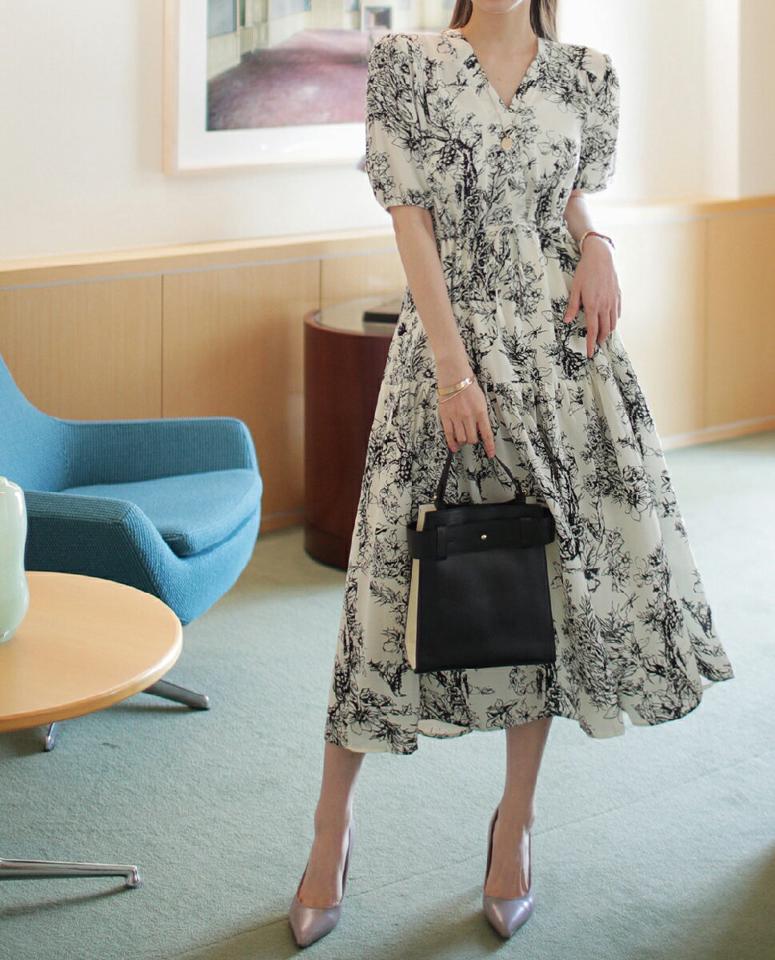 花柄ストリングギャザーワンピース・全2色 レディース 【ops】ワンピース ロング丈 半袖 Vネック 花柄 ギャザー デコルテ 高級感 ウエストマーク Aライン パフスリーブ 体型カバー 春 夏 フェミニン アンティーク柄 韓国ファッション ハイホリHIHOLLI
