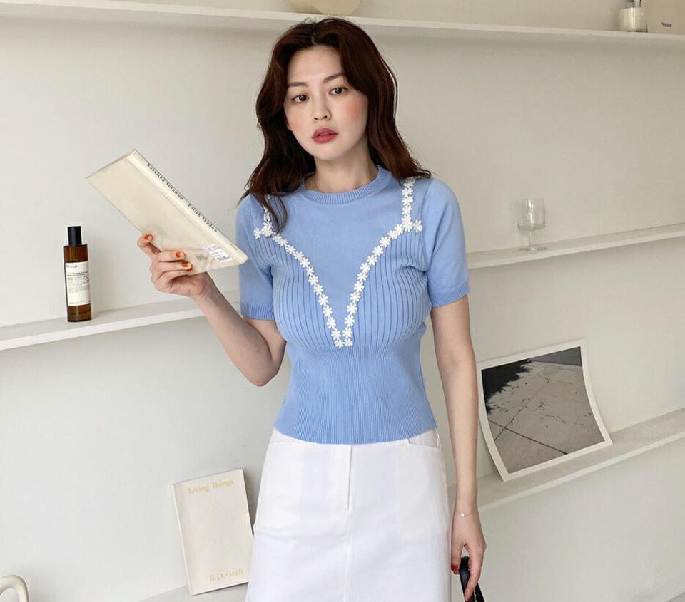 【マラソン特価】フラワーレースラインリブニット・全3色・b00455 レディース 【tops】トップス ニット 半袖 リブニット レース 花柄 かわいい 可愛い ガーリー パステル 水色 クロップド丈 短丈 切り替え ラウンドネック 春 夏 韓国ファッション セール
