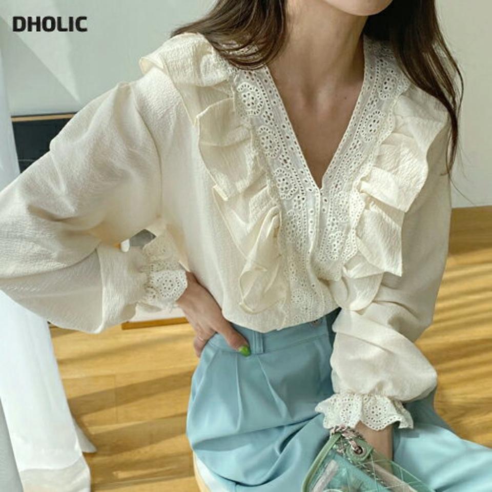 Vネックレースフリルブラウス・全2色・b67021 レディース 【bl】韓国ファッション トップス ブラウス 長袖 Vネック レース フリル 花柄 フローラル フラワー パフスリーブ シンプル カジュアル フェミニン デコラティブ 春 秋