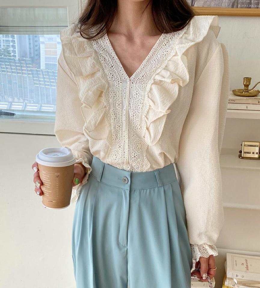 Vネックレースフリルブラウス・全2色・b67021 レディース 【bl】韓国ファッション トップス ブラウス 長袖 Vネック レース フリル 花柄 フローラル フラワー パフスリーブ シンプル カジュアル フェミニン デコラティブ 春 秋