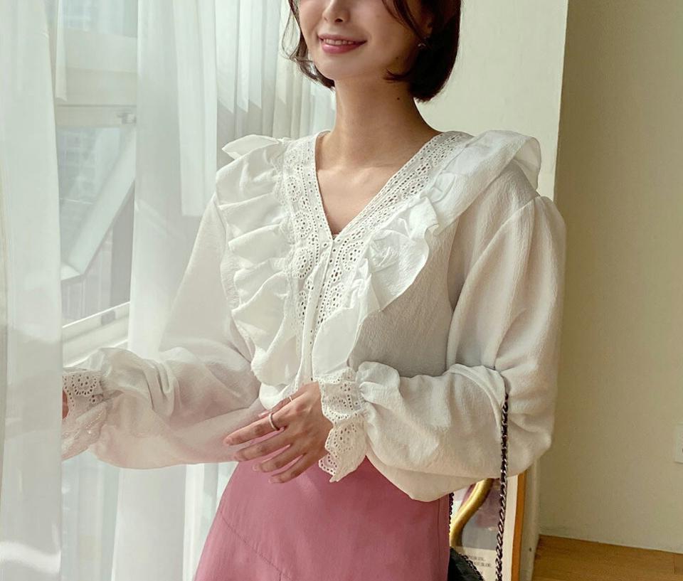 Vネックレースフリルブラウス・全2色・b67021 レディース 【bl】韓国ファッション トップス ブラウス 長袖 Vネック レース フリル 花柄 フローラル フラワー パフスリーブ シンプル カジュアル フェミニン デコラティブ 春 秋