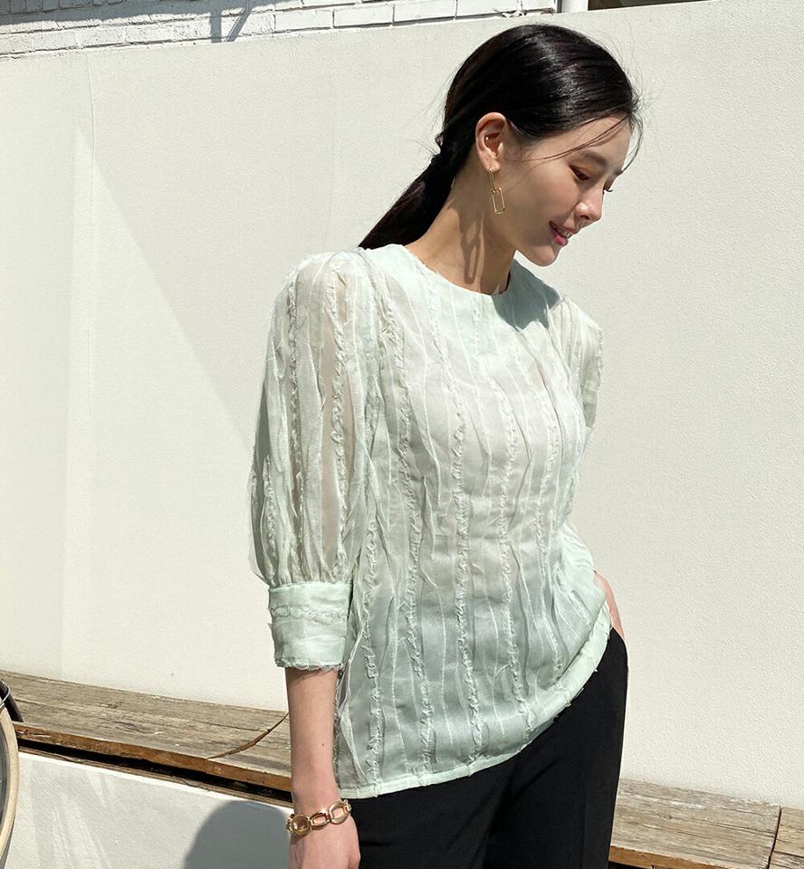ウェーブフリルシアーブラウス・全2色・b71919 レディース 【bl】トップス ブラウス 七分袖 七分丈 7分丈 シアー シースルー フリル パフスリーブ パフ袖 かわいい フェミニン 大人 上品 ランドネック 春 秋 韓国ファッション ハイホリHIHOLLI
