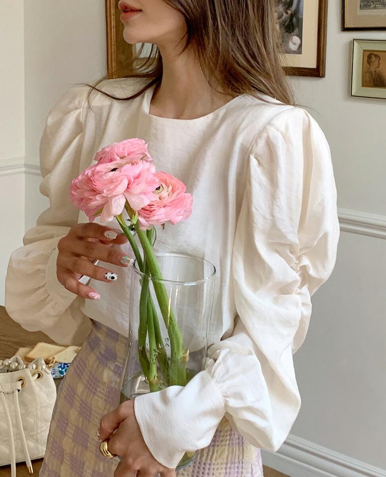 サテンギャザースリーブブラウス・全3色・t66975 レディース 【bl】トップス ブラウス 長袖 袖コン ギャザー サテン ゴム 肩パッド ボリューム袖 かわいい 可愛い ガーリー 大人 春 秋 韓国ファッション