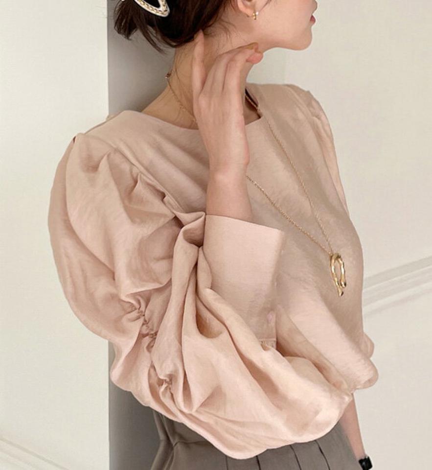 サテンギャザースリーブブラウス・全3色・t66975 レディース 【bl】トップス ブラウス 長袖 袖コン ギャザー サテン ゴム 肩パッド ボリューム袖 かわいい 可愛い ガーリー 大人 春 秋 韓国ファッション