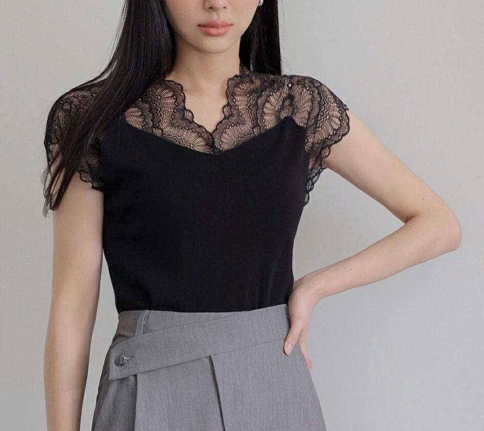 スリムレースVネックニット・全3色 レディース 【tops】トップス ニット Vネック フレンチスリーブ レース 透け感 シアー パステル 柄 模様 ガーリー フェミニン 可愛い かわいい 韓国ファッション ハイホリHIHOLLI