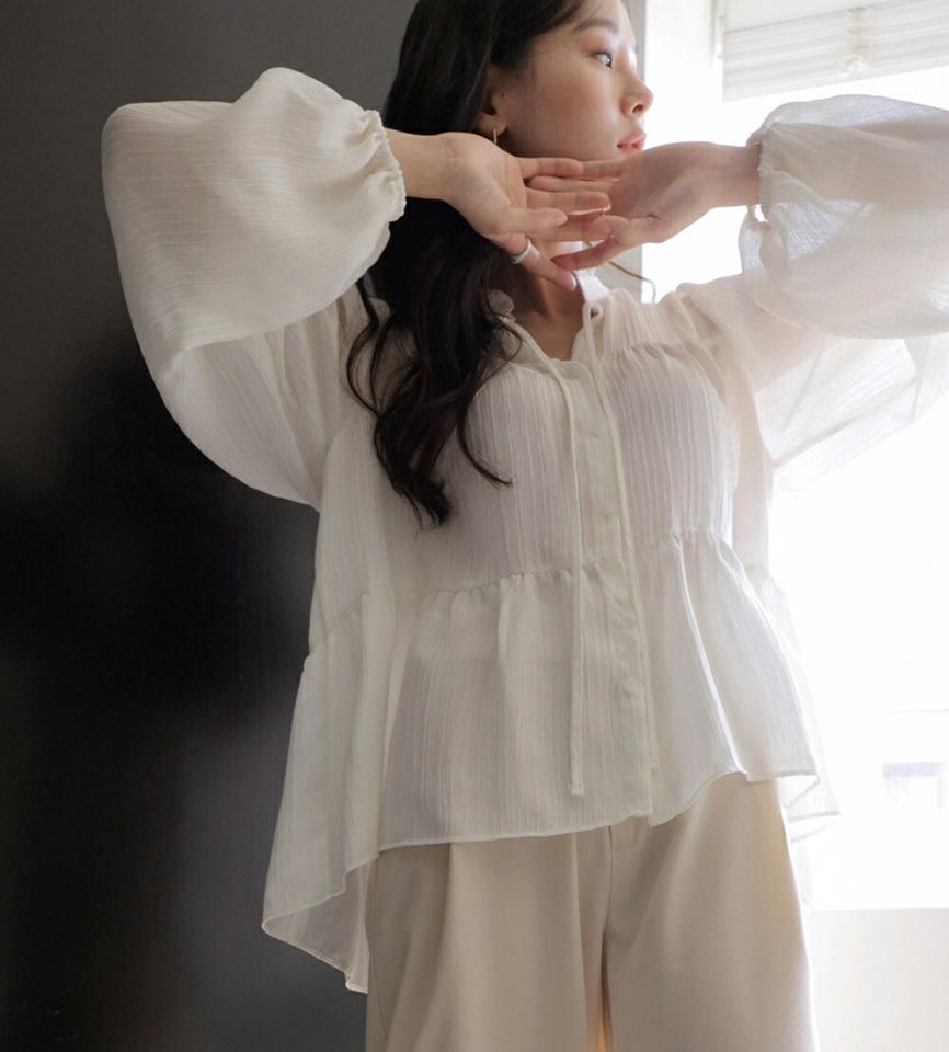 フリルシースルーティアードブラウス・全2色 レディース 【bl】ブラウス トップス 単色 無地 シンプル フリル シースルー ティアード 楽ちん 体型カバー ボタン スリット パフスリーブ 透け感 フェミニン 春 夏 韓国ファッション ハイホリHIHOLLI