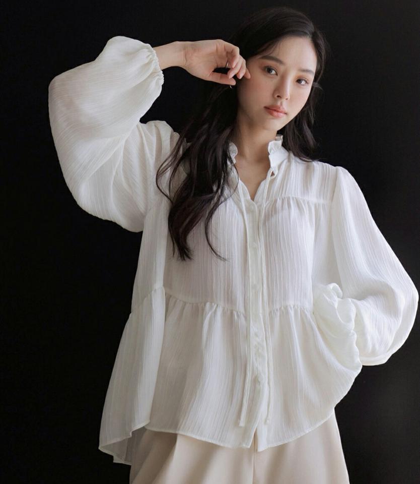 フリルシースルーティアードブラウス・全2色 レディース 【bl】ブラウス トップス 単色 無地 シンプル フリル シースルー ティアード 楽ちん 体型カバー ボタン スリット パフスリーブ 透け感 フェミニン 春 夏 韓国ファッション ハイホリHIHOLLI